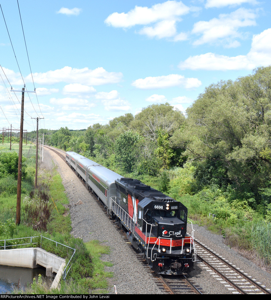 GP40-3H # 6698 leads southbound Ctrail Train # 6455 toward its next station stop of Berlin, located about three miles down the line. I took picture from New Britain Ave bridge.